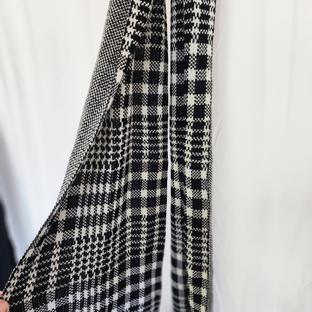 Scarf, black & white Plaid new with tags